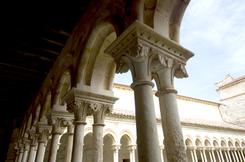 Detall de los capiteles y arcos del claustro de San Andrés del Arroyo